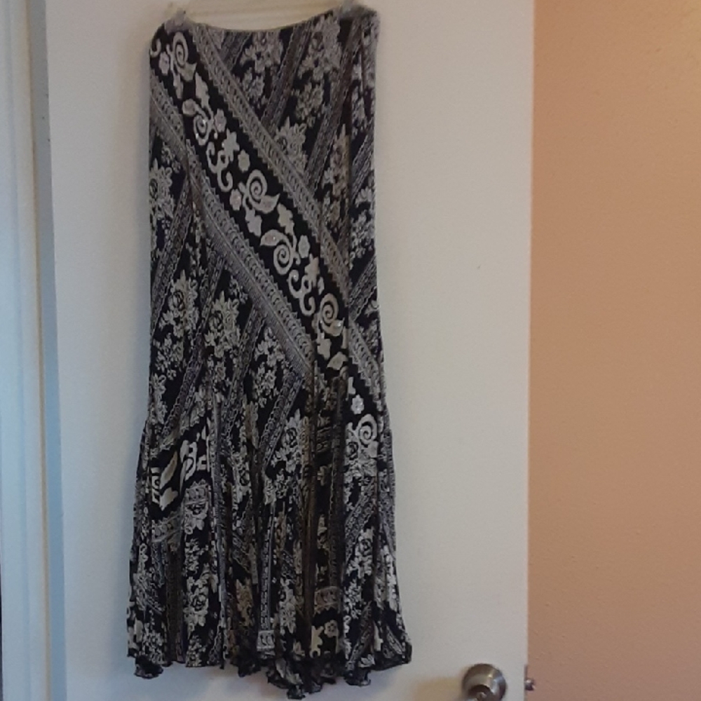 Rouge Helium Black and Cream Asymmetrical Skirt